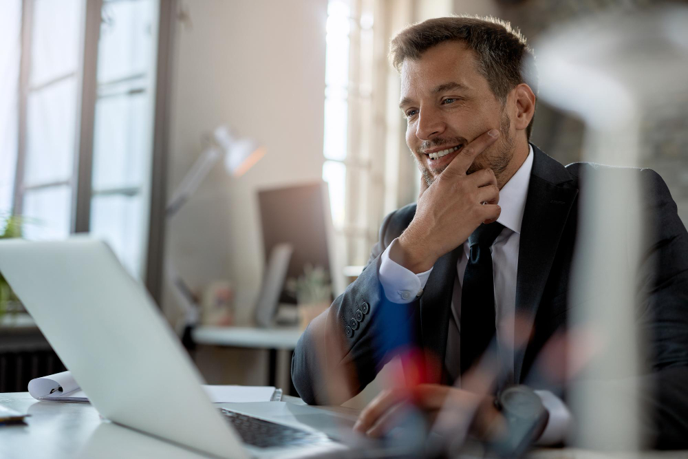 Cliente analisando solução de crédito