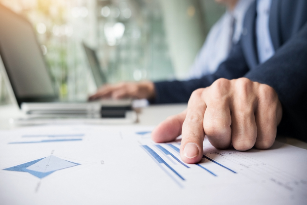 Cliente analisando dados